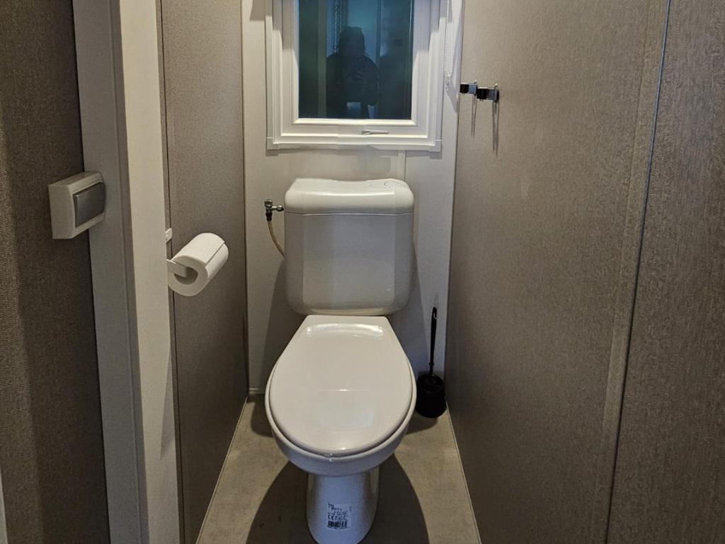 Koupelna v ubytování Mobil-home 4 personnes dans camping 5 étoiles proche de la mer