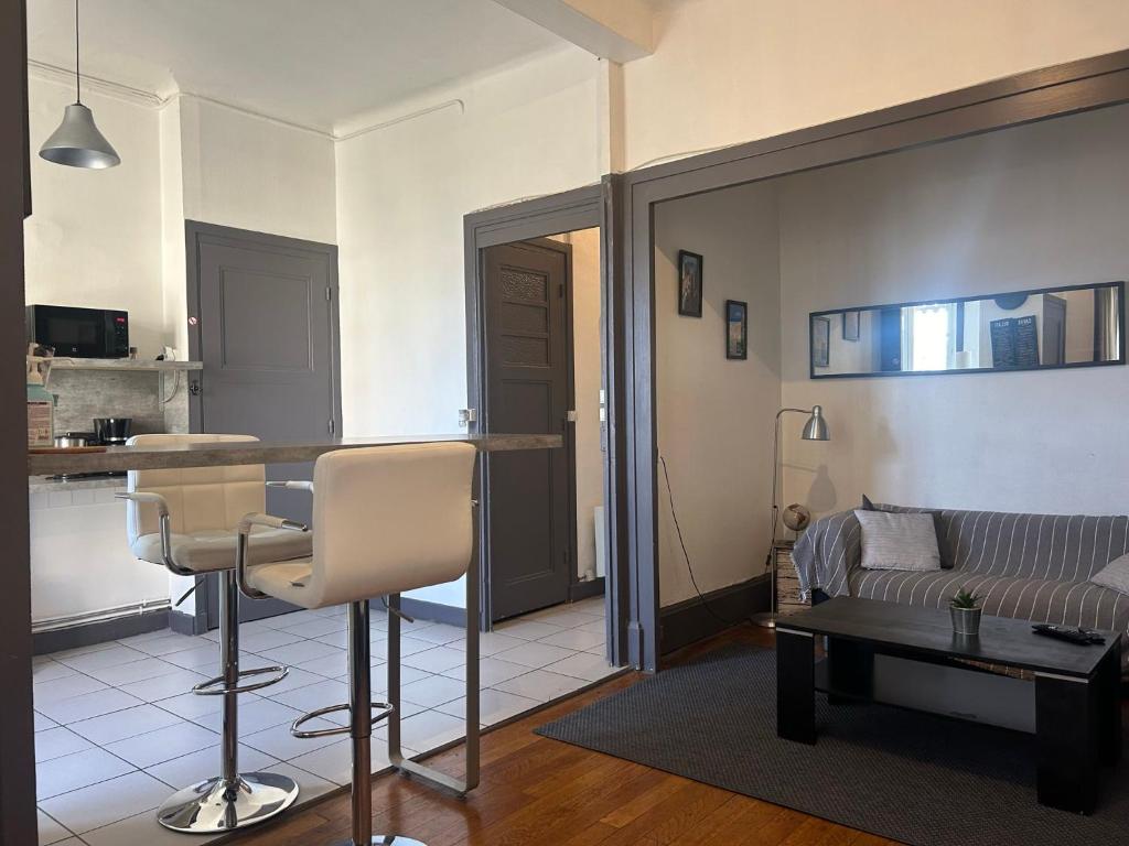 un salon avec un canapé et une table dans l'établissement Spacieux cosy - 1 chambre Appartement - LYON Perrache Confluence 50 M2, à Lyon
