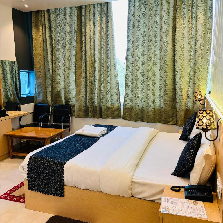 Postel nebo postele na pokoji v ubytování Hotel Ramay Palace 400 Meter from Ram Mandir Ayodhya