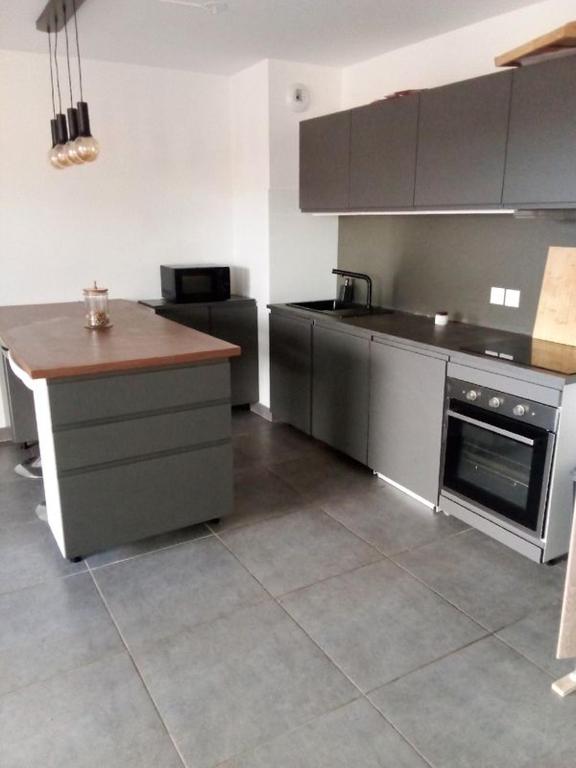 - une cuisine avec une cuisinière et un comptoir dans l'établissement Appartement Villeneuve les avignon, à Villeneuve-lès-Avignon