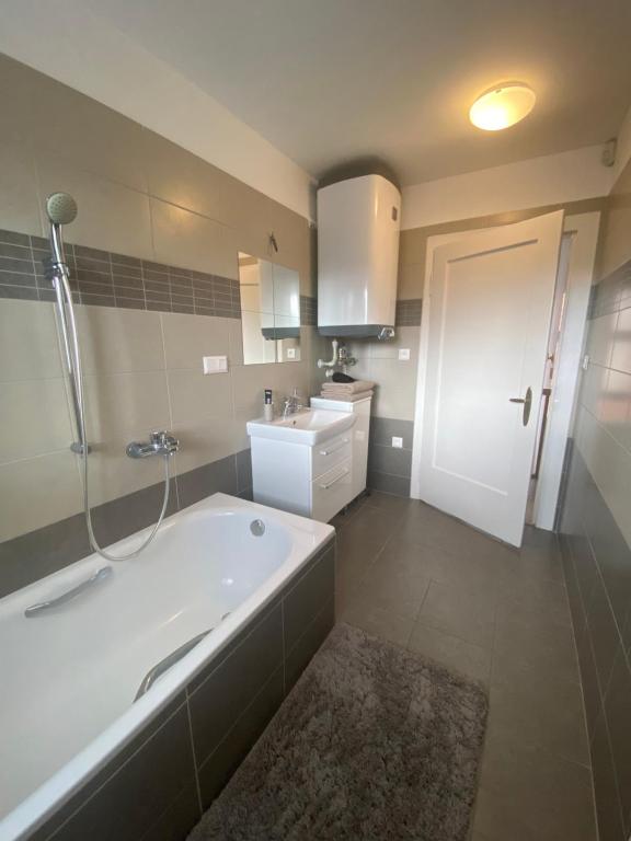 a bathroom with a bath tub and a sink at Apartmán v centru Krumlova in Český Krumlov