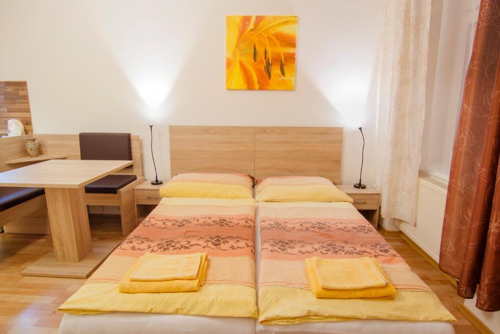 Postel nebo postele na pokoji v ubytování Apartmány - Penzion Smetanka