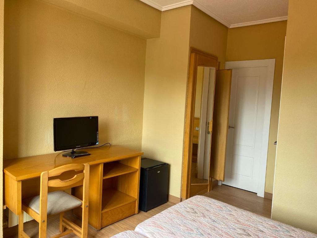 Televízia a/alebo spoločenská miestnosť v ubytovaní Hotel Zenit Mar