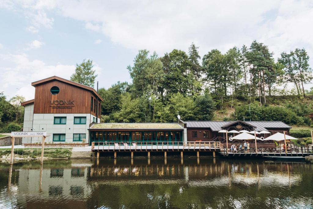 Výhled na řeku, která protéká v blízkosti hotelu
