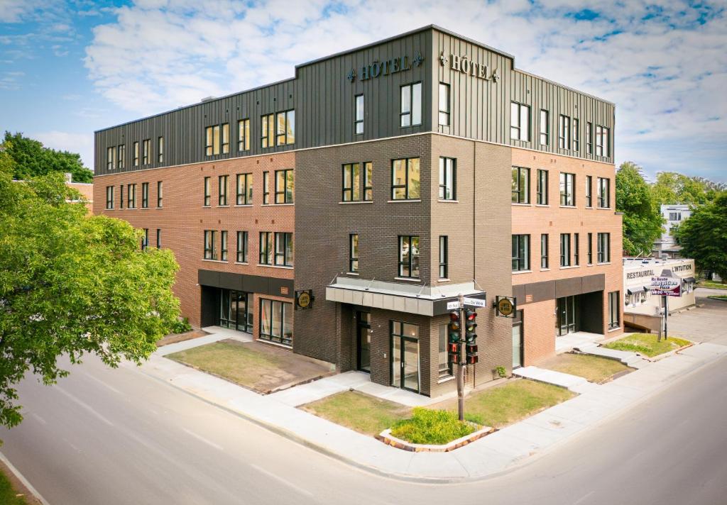 an apartment building on the corner of a street at Les Lofts de Vitré - Par Les Lofts Vieux-Québec in Quebec City