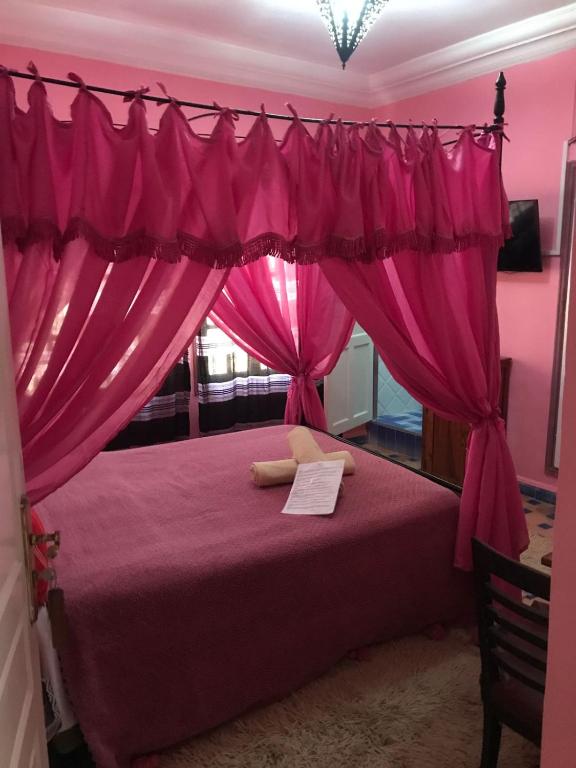Vuode tai vuoteita majoituspaikassa Hôtel Riad Gnaoua