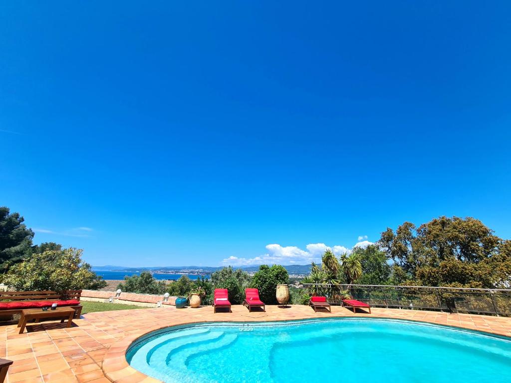 Bazén v ubytování Villa M, Chambres d'Hôtes, Vue mer, Sauna, Piscine à Six-Fours nebo v jeho okolí