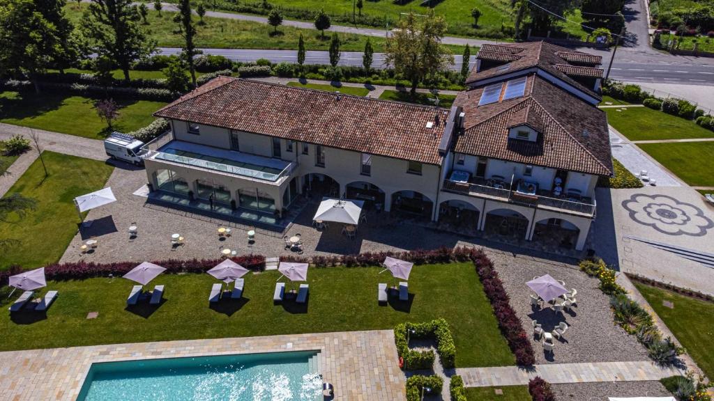 an aerial view of a house with a swimming pool at L'aja della Mirusina - Piedmont Resort Monferrato Langhe in Canelli