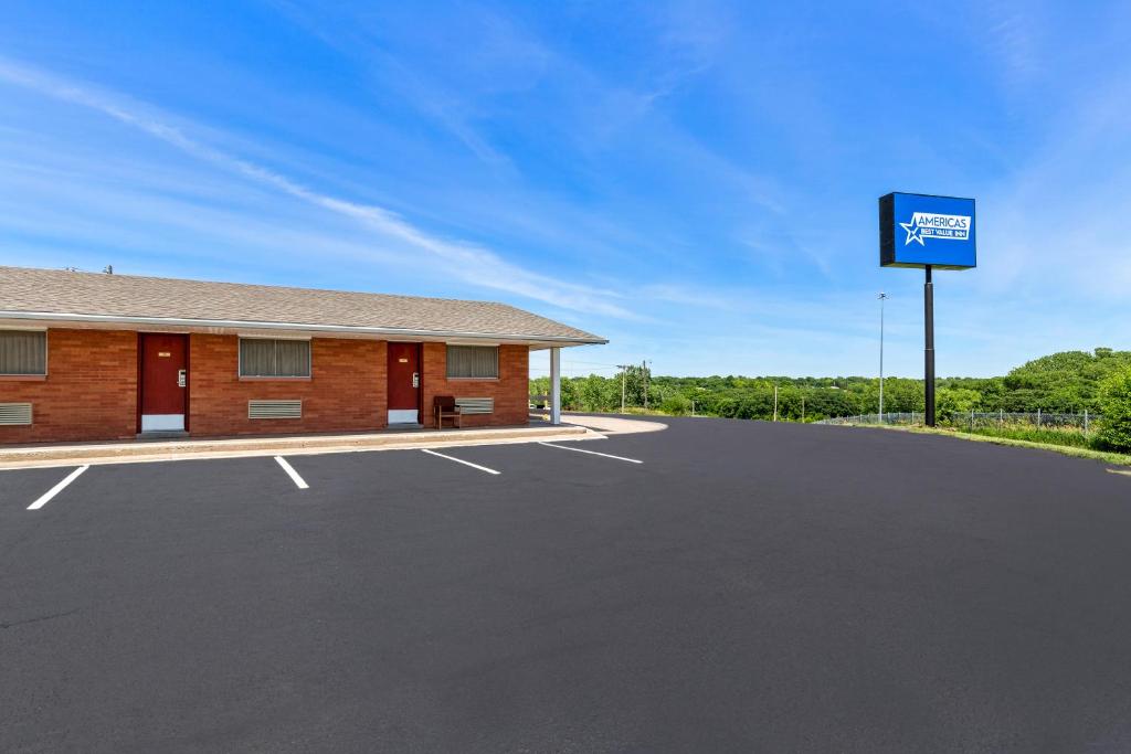 un edificio con un cartel en un estacionamiento en Americas Best Value Inn Belleville, en Belleville