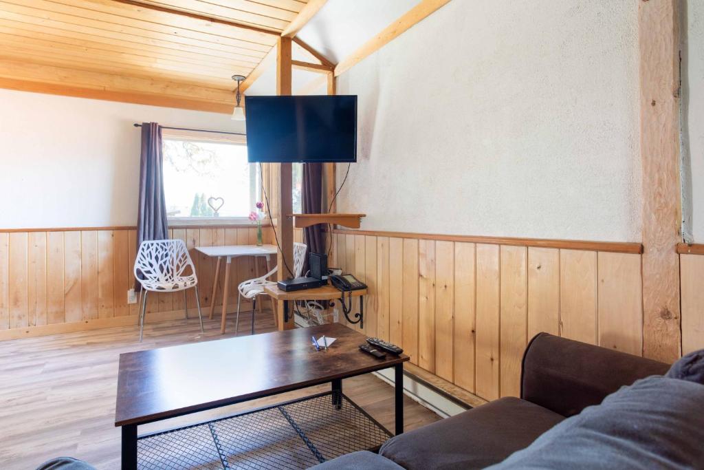 TV a/nebo společenská místnost v ubytování The Valley View Cabins and Event Center