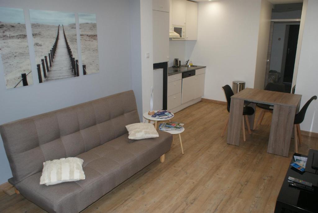 un salon avec un canapé et une table dans l'établissement gites Obeaurepere, à Boulogne-sur-Mer
