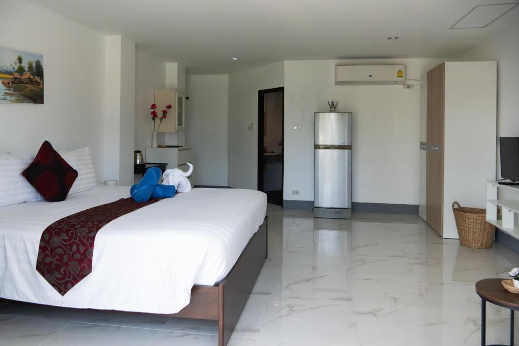 Postel nebo postele na pokoji v ubytování Deng's kamala beach Guesthouse
