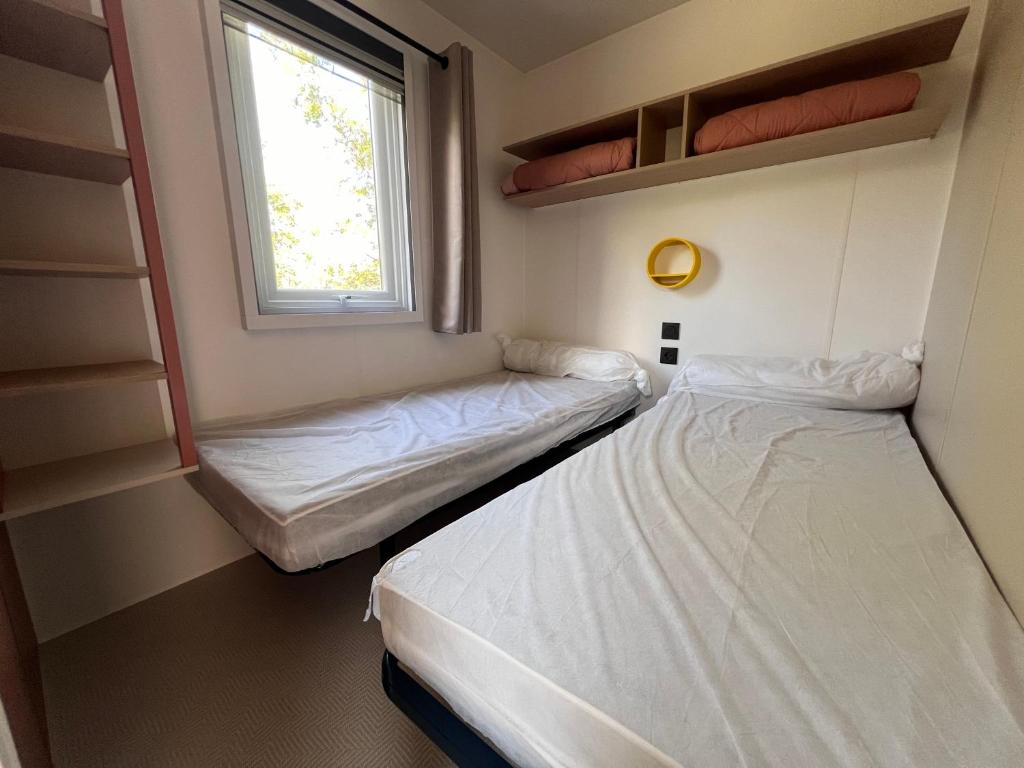 Postel nebo postele na pokoji v ubytování Camping de la Lyre
