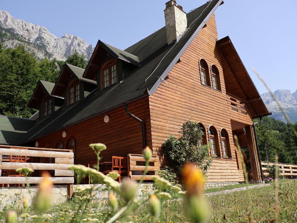 Nespecifikovaný výhled na hory nebo výhled na hory při pohledu z hotelu