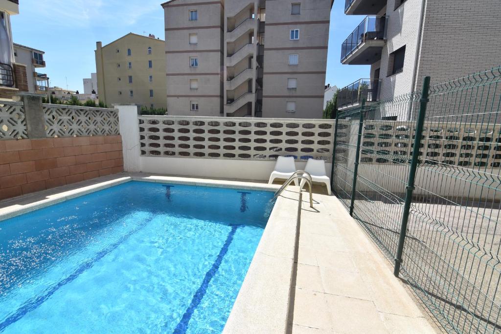 een zwembad aan de zijkant van een gebouw bij RNET - MTA Apartaments A3 in Roses