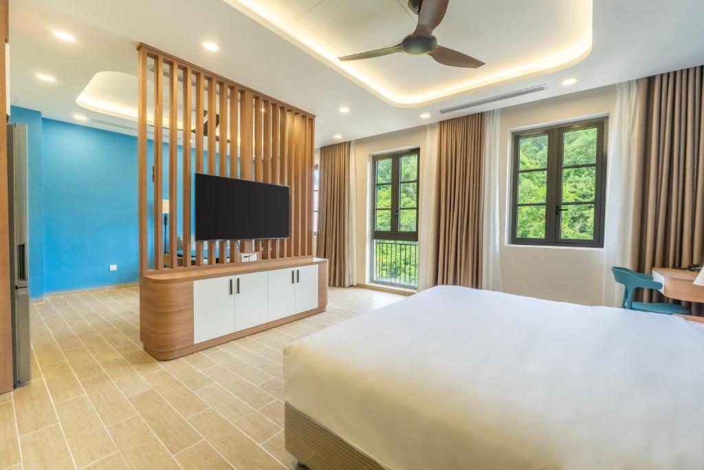 フーコックにあるHL Melody Boutique Hotelのベッドと薄型テレビのある寝室