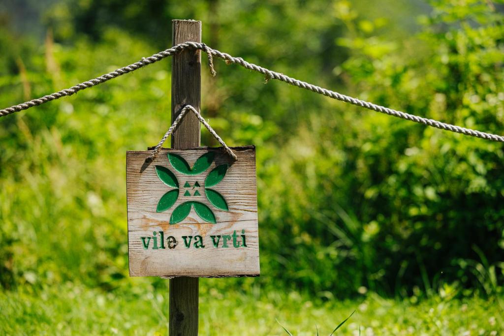 Certificato, attestato, insegna o altro documento esposto da GOZDNE VILE va VRTI