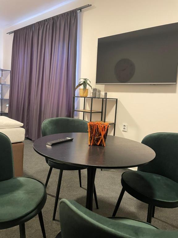 TV a/nebo společenská místnost v ubytování Apartmány Hrázní