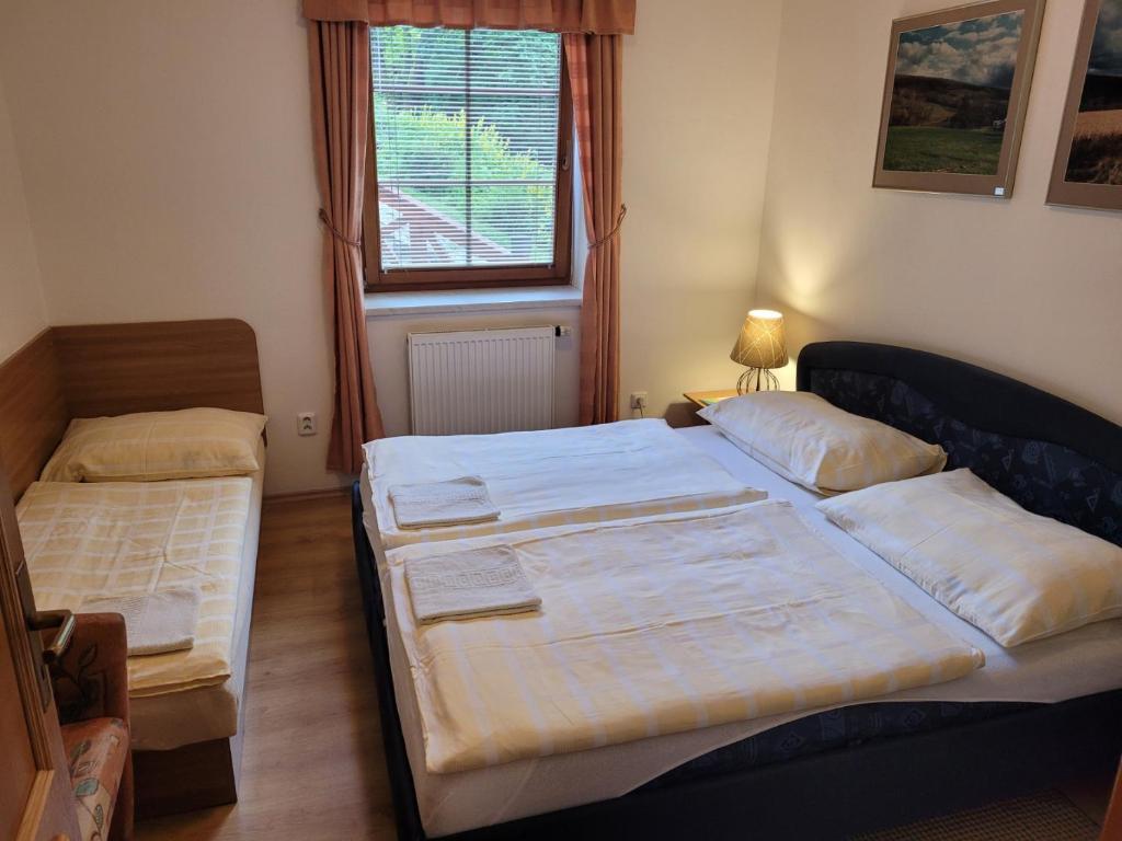 Postel nebo postele na pokoji v ubytování PENSION KUBU Apartment 3 samostatný byt s kuchyní