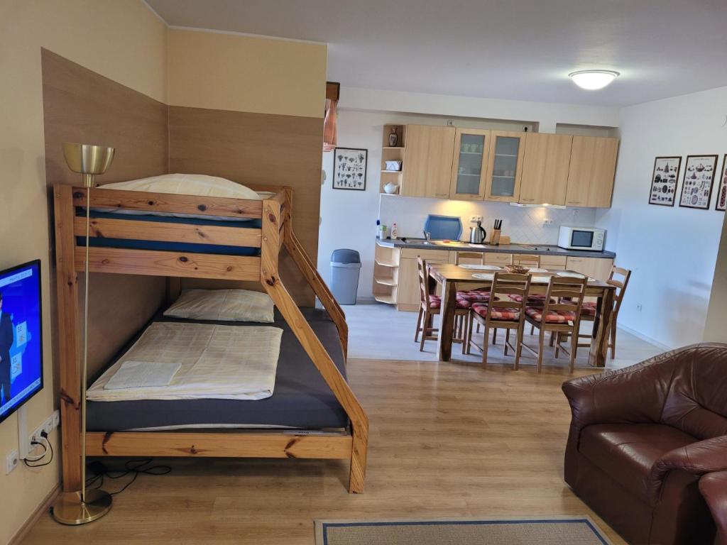 Postel nebo postele na pokoji v ubytování PENSION KUBU Apartment 3 samostatný byt s kuchyní