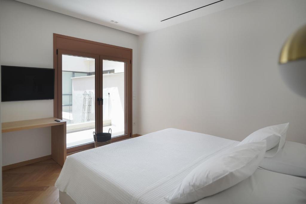 Postel nebo postele na pokoji v ubytování Plaka House - Boutique Apartments