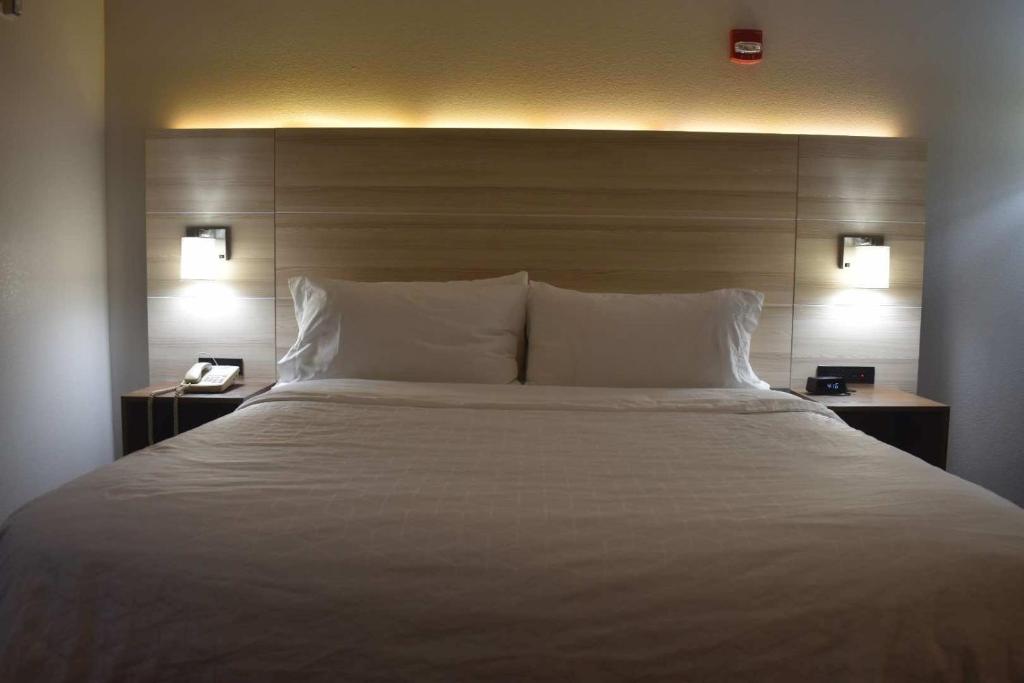 Holiday Inn Express Hotel & Suites McPherson by IHG - King Room With Roll In Shower - Non-Smoking