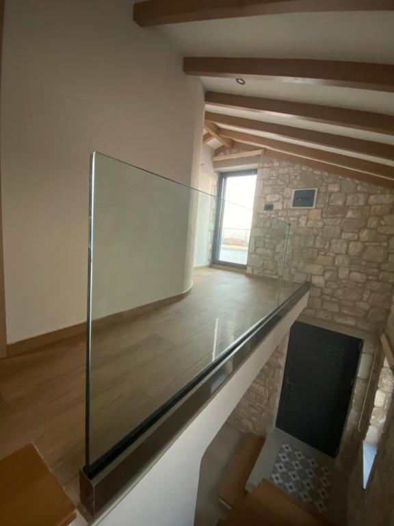 TV a/nebo společenská místnost v ubytování Pierres Blanches, with private pool