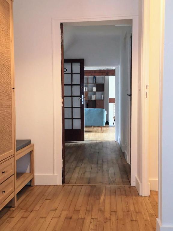 Cette chambre vide dispose d'un couloir et de parquet. dans l'établissement Bolero, à Vannes