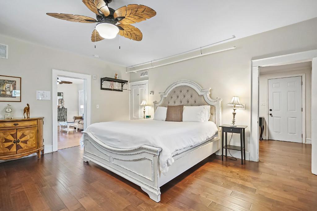 een slaapkamer met een wit bed en een plafondventilator bij Villa Mulvey #1 in St. Augustine