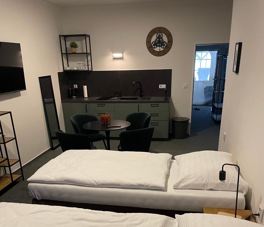 Postel nebo postele na pokoji v ubytování Apartmány Hrázní