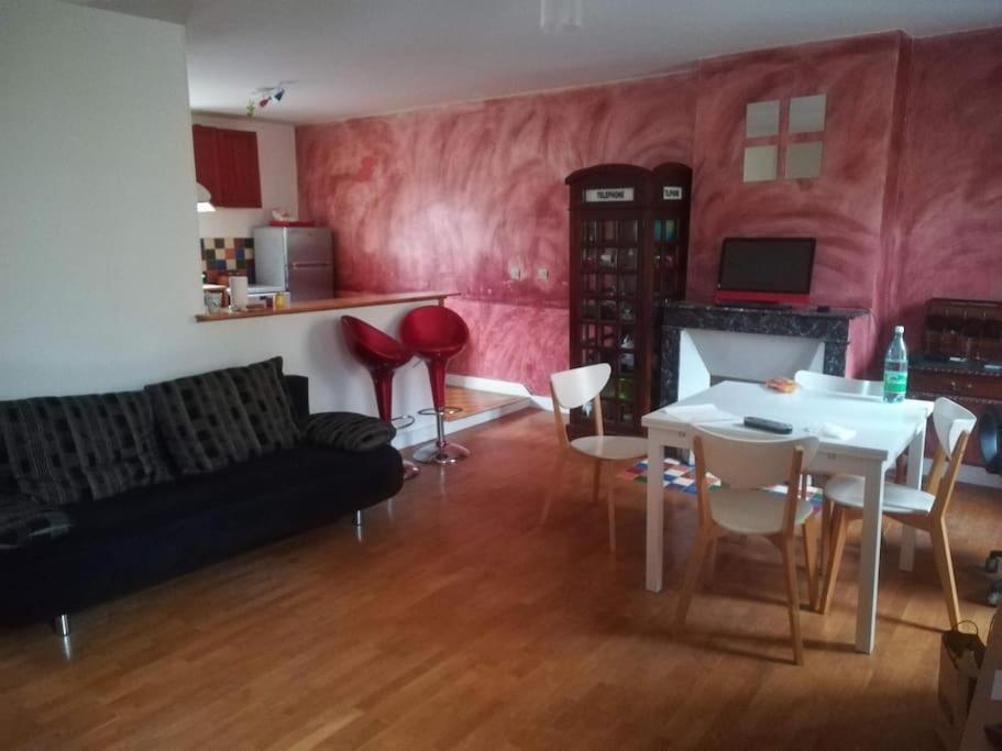 un salon avec un canapé, une table et des chaises dans l'établissement Apartment near Disney, 25 min from Paris, à Thorigny-sur-Marne