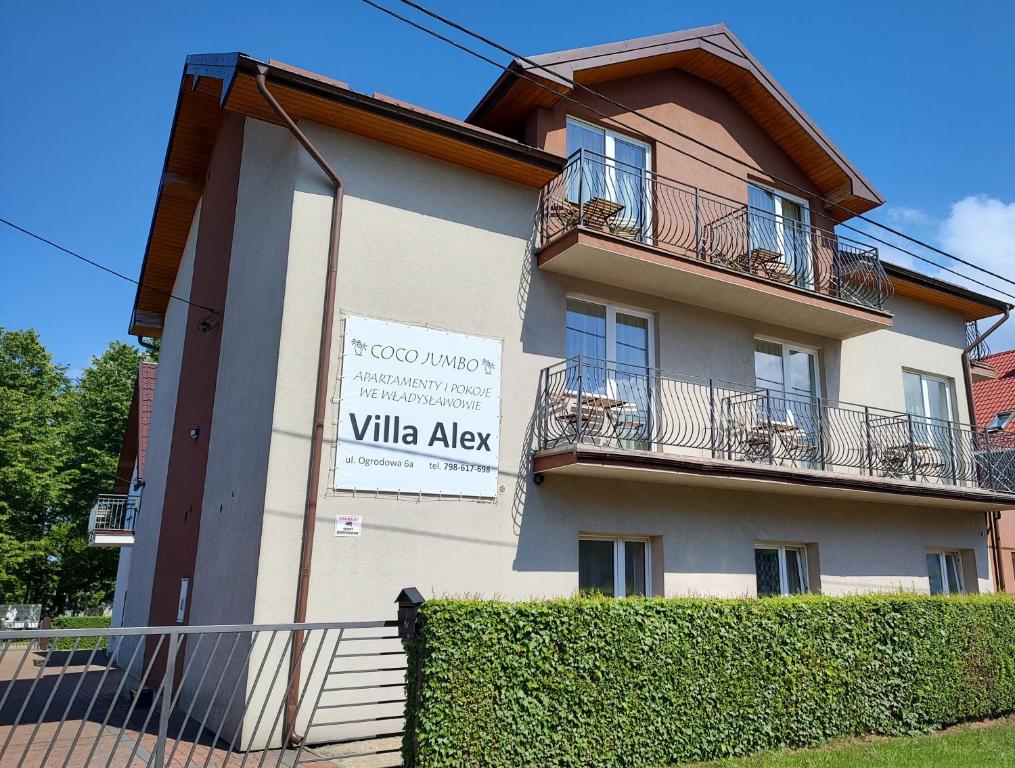 Un edificio con un cartel que dice villa aaq en Villa Alex, en Władysławowo