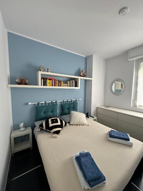 Łóżko lub łóżka w pokoju w obiekcie Rapallo: Nuovo appartamento vista mare