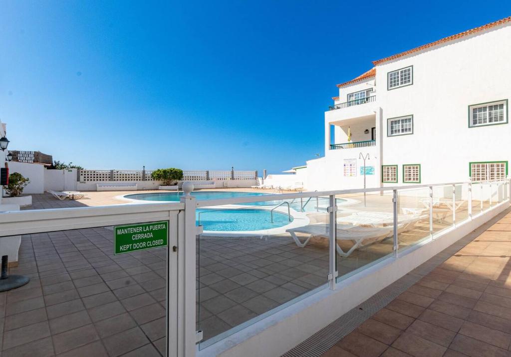 Bazén v ubytovaní Ocean View Penthouse By Dream Homes Tenerife alebo v jeho blízkosti