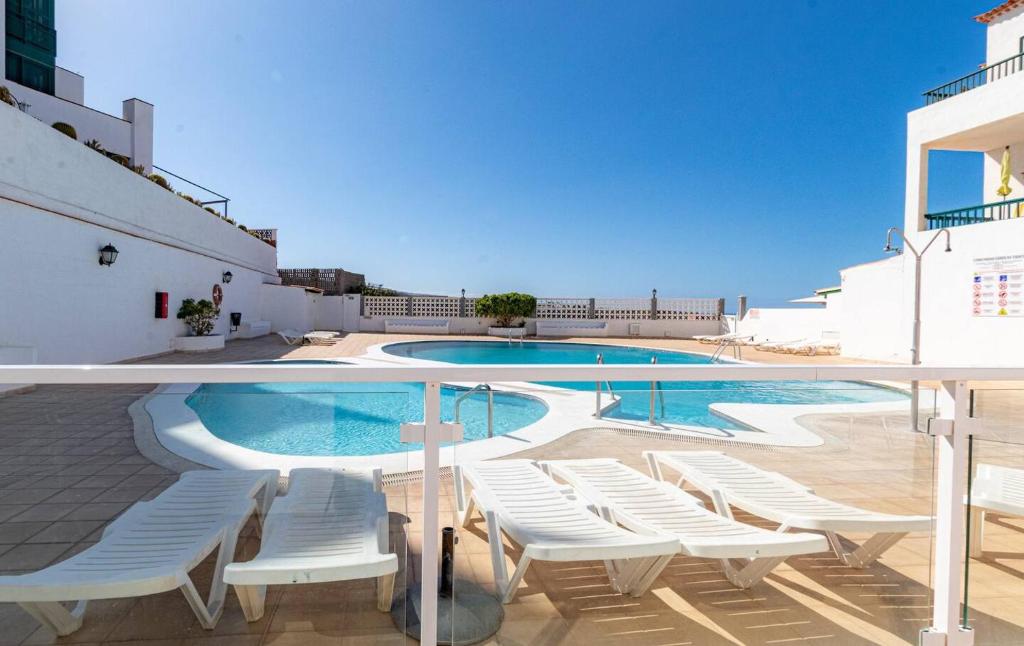 Bazén v ubytovaní Ocean View Penthouse By Dream Homes Tenerife alebo v jeho blízkosti