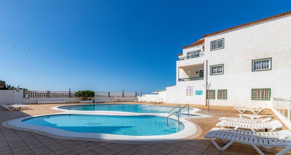 Bazén v ubytovaní Ocean View Penthouse By Dream Homes Tenerife alebo v jeho blízkosti
