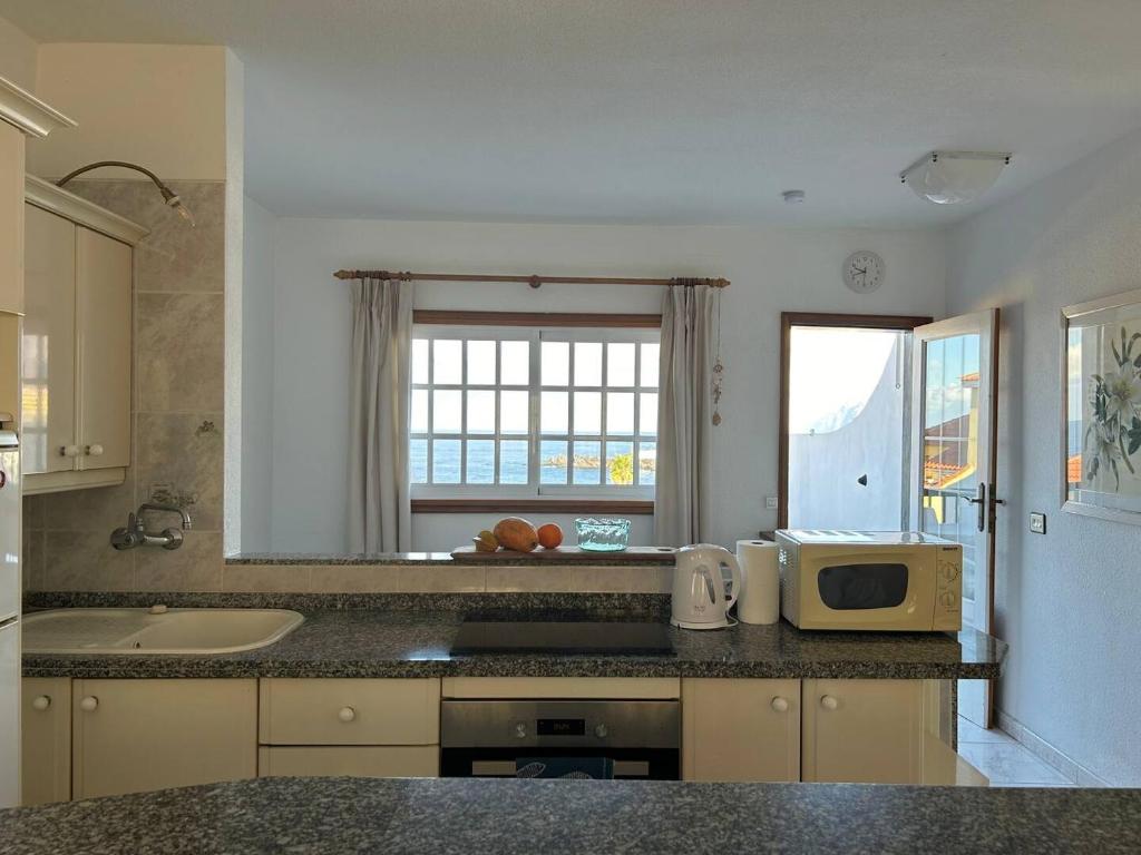 Kuchyňa alebo kuchynka v ubytovaní Ocean View Penthouse By Dream Homes Tenerife