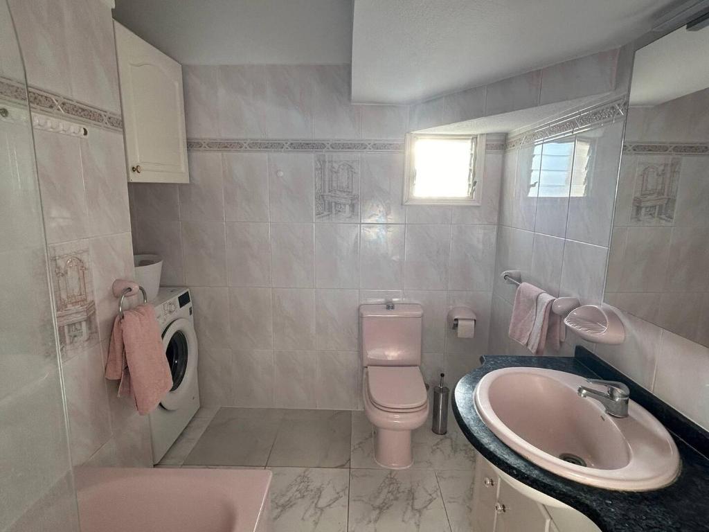 Kúpeľňa v ubytovaní Ocean View Penthouse By Dream Homes Tenerife