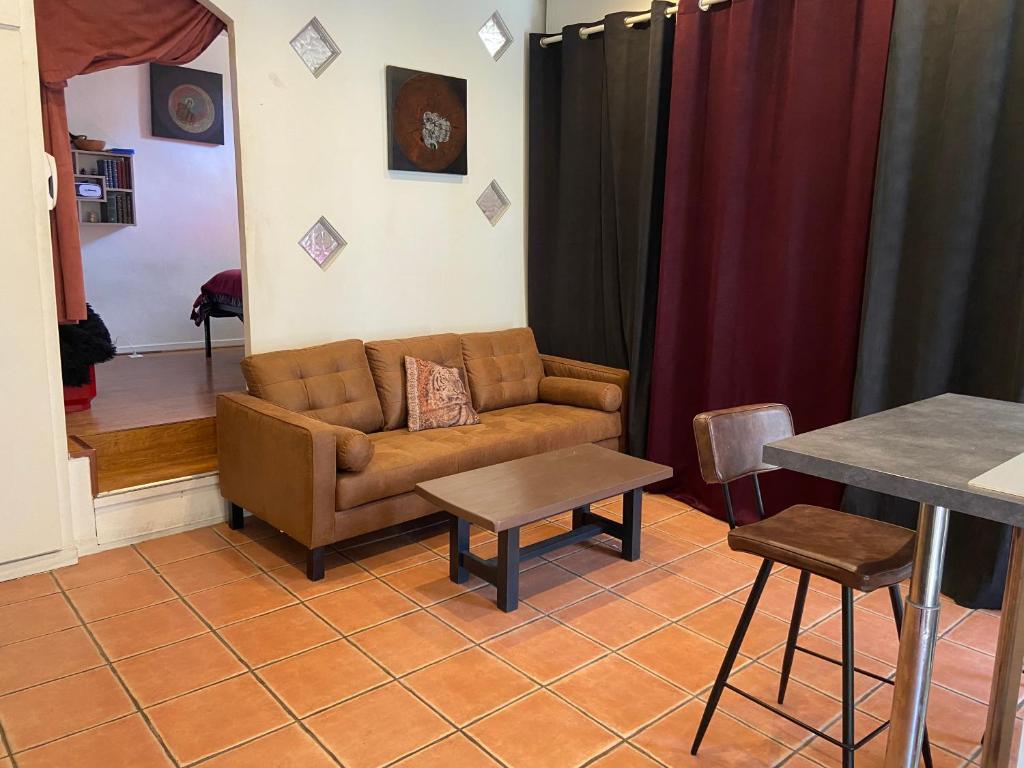 un salon avec un canapé et une table dans l'établissement T2 Marseille 13008, à Marseille