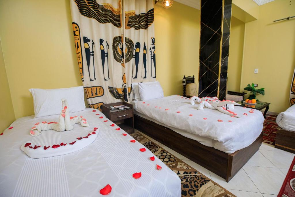 Postel nebo postele na pokoji v ubytování Royal Bella Casa Pyramids Inn