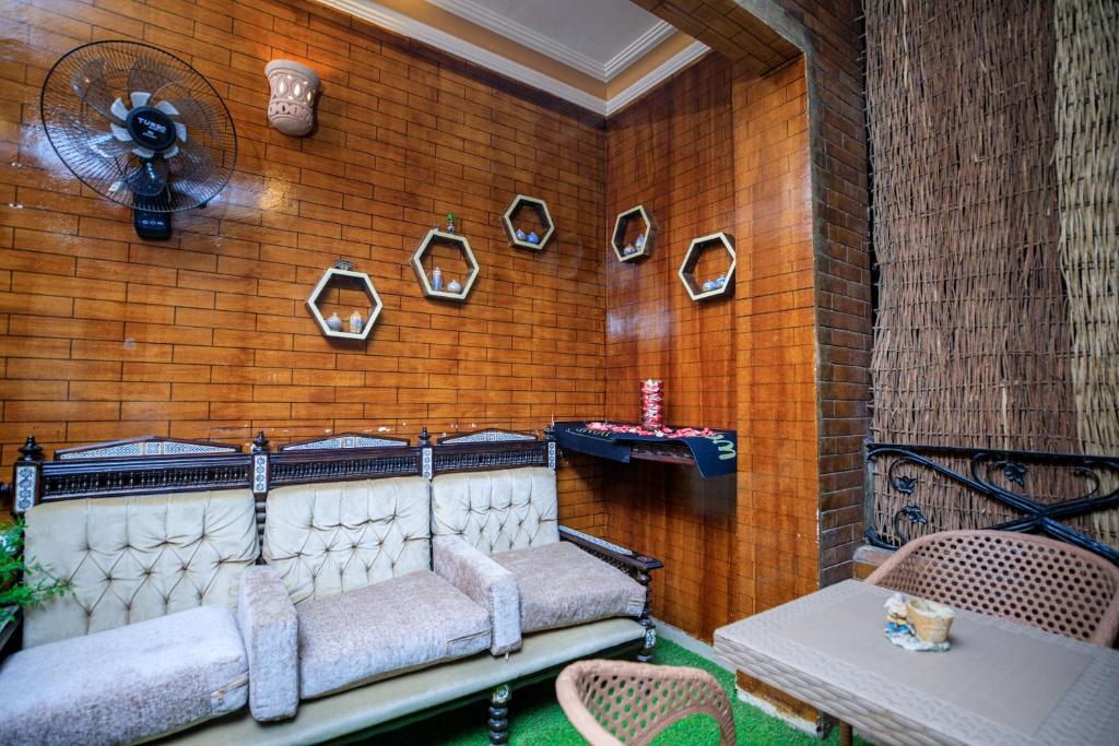 Posezení v ubytování Royal Bella Casa Pyramids Inn