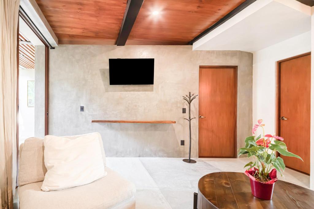 Телевизор и/или развлекательный центр в Welcome to Paradise - Luxurious Studio Oasis "Artemisa" with Pool and Lush Tropical Gardens