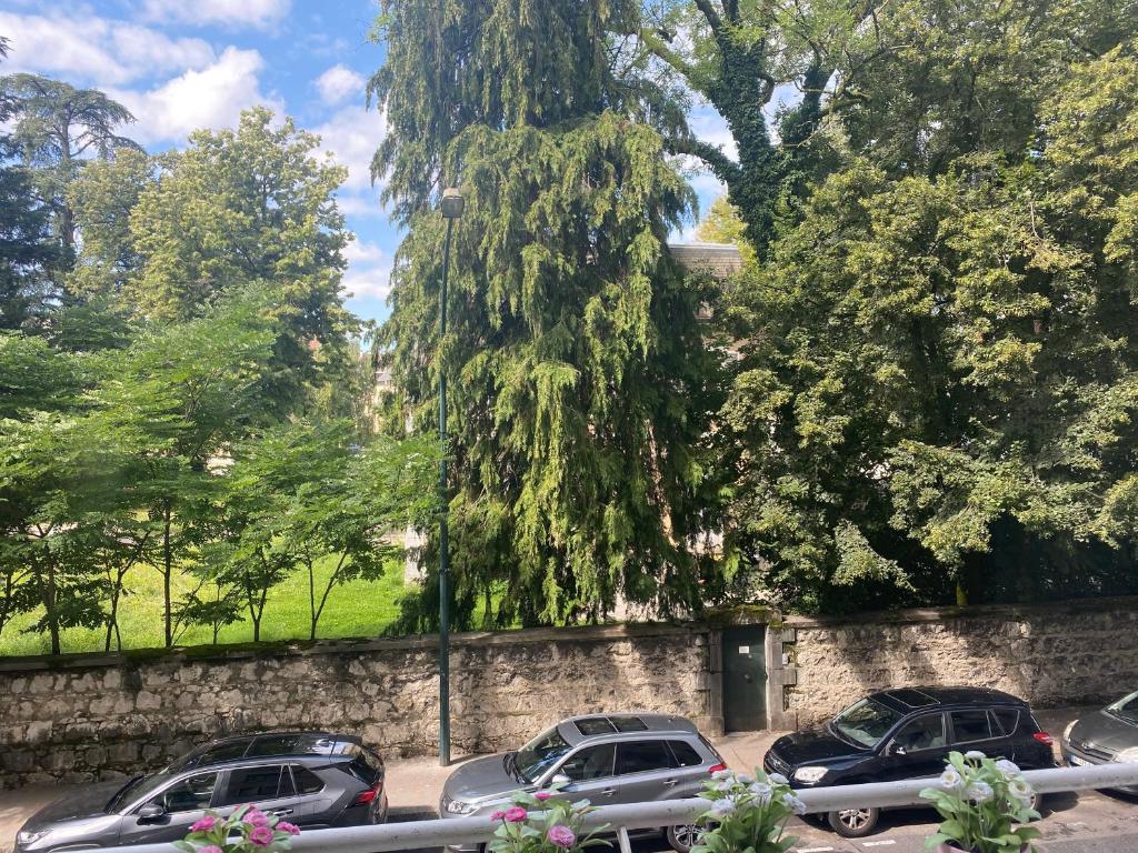 un groupe de voitures garées sur un parking dans l'établissement Appartement au coeur d'Annecy, à Annecy