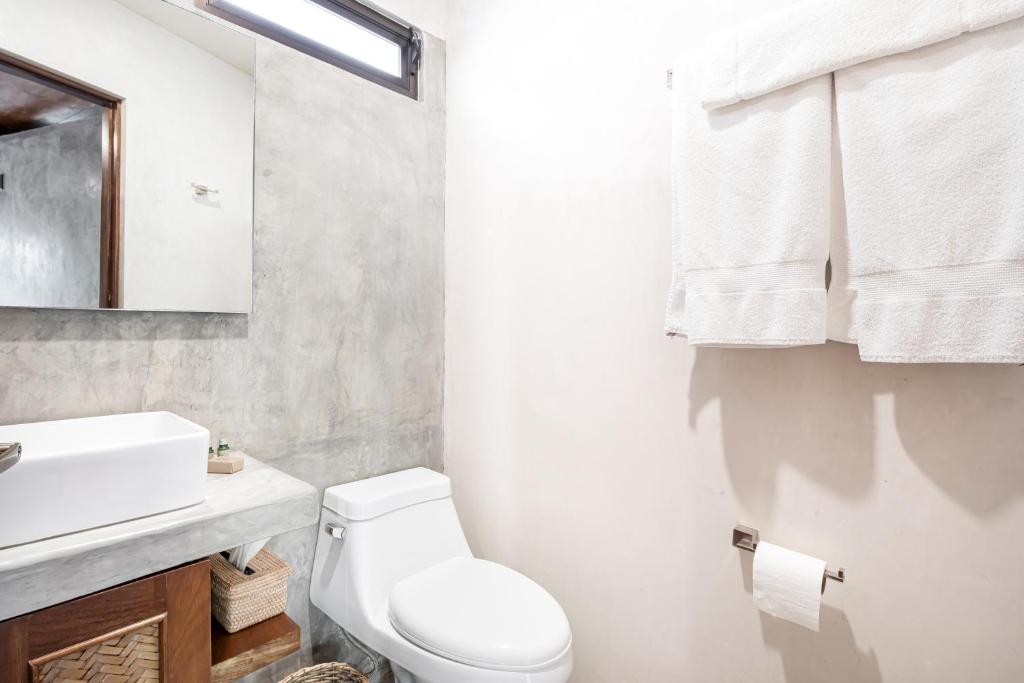 Ванная комната в Welcome to Paradise - Luxurious Studio Oasis "Artemisa" with Pool and Lush Tropical Gardens