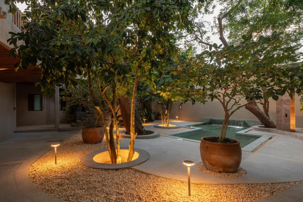 Сад в Welcome to Paradise - Luxurious Studio Oasis "Artemisa" with Pool and Lush Tropical Gardens