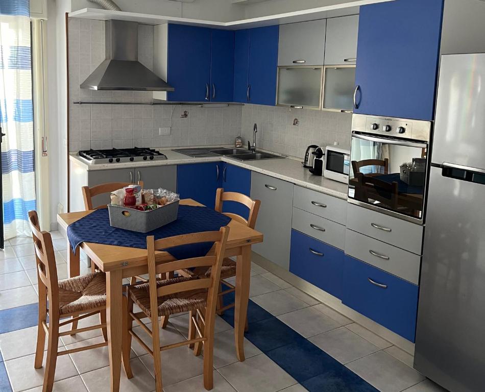 Kuchyň nebo kuchyňský kout v ubytování Luna's House Fondachello