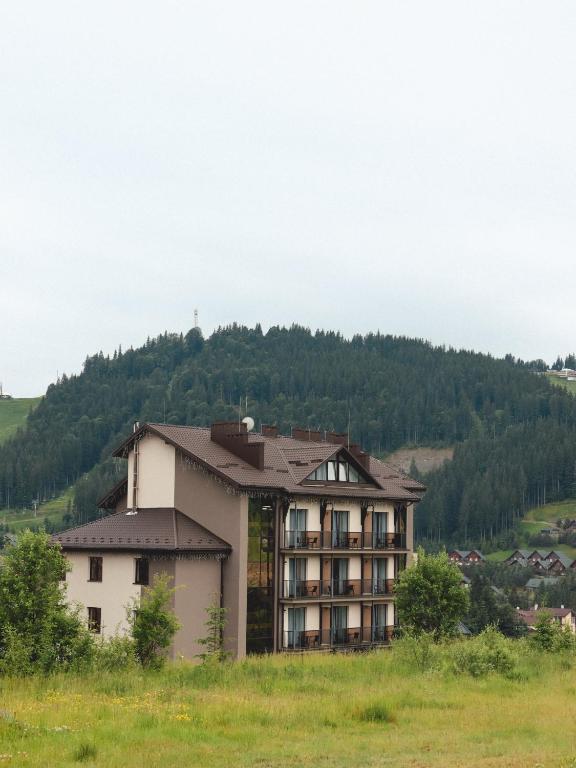 Nespecifikovaný výhled na hory nebo výhled na hory při pohledu z hotelu