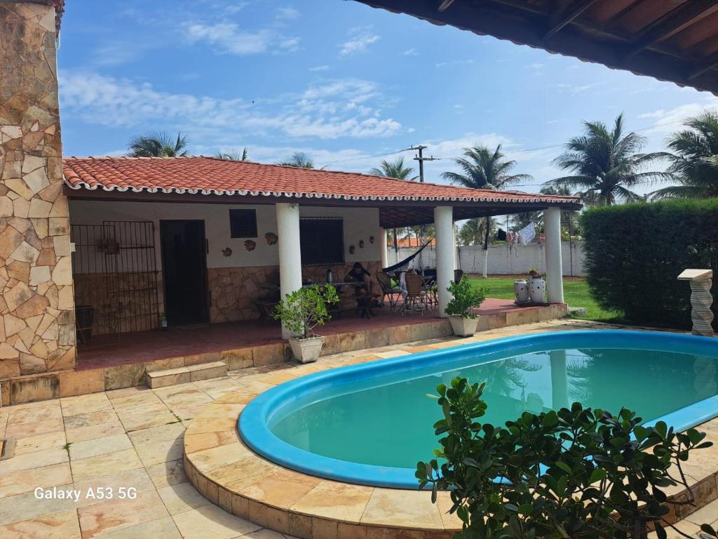 ein Swimmingpool vor einem Haus in der Unterkunft Casa de Praia na Taiba- Ce in São Gonçalo do Amarante