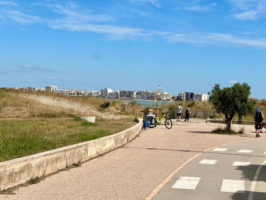 una persona che va in bicicletta su una pista ciclabile di Appartement residence le nautile a Le Grau-du-Roi