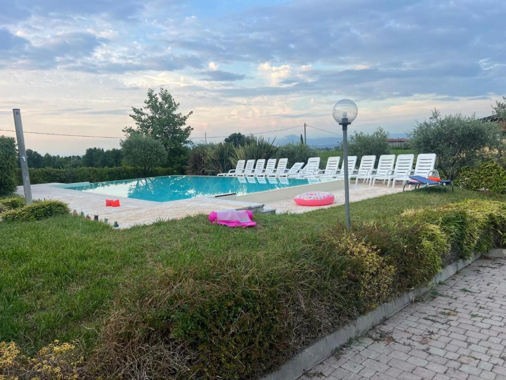 Bazén v ubytování Albergo quatro pini nebo v jeho okolí